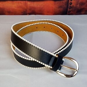 💩 Black and White Pearl-Trimmed Belt